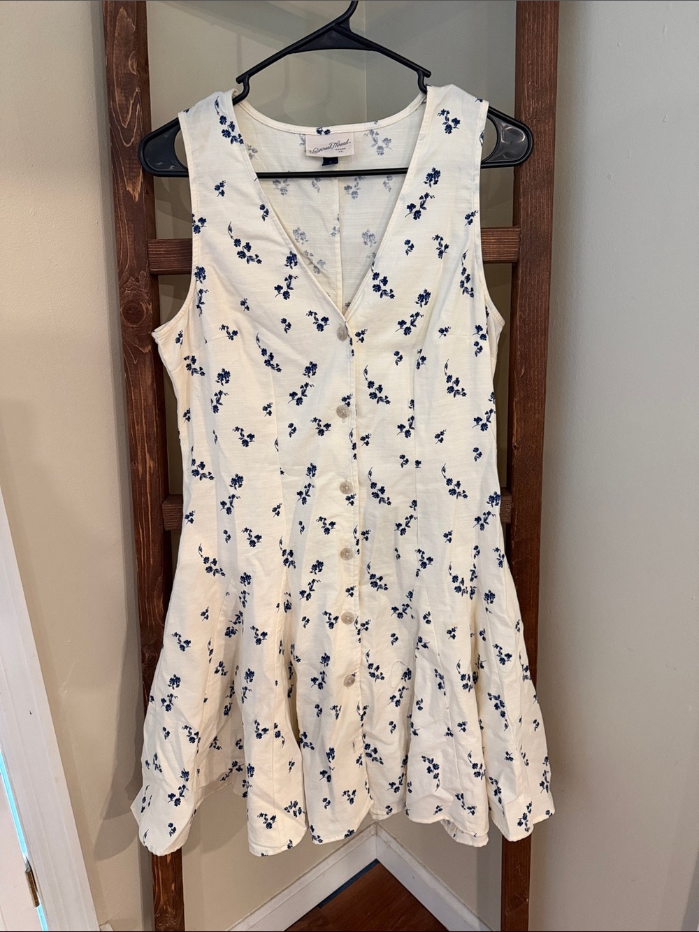 Universal Thread White Sleeveless Button-Front Floral Dress with Navy Blue Print